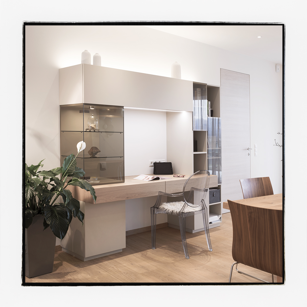 Möbelstüch aus beigen hochglanzpolierten Lack und Eiche, mit einer Glasvitriene, Stauraum für Drucker und WLAN sowie einem Schribtisch für das Home Office